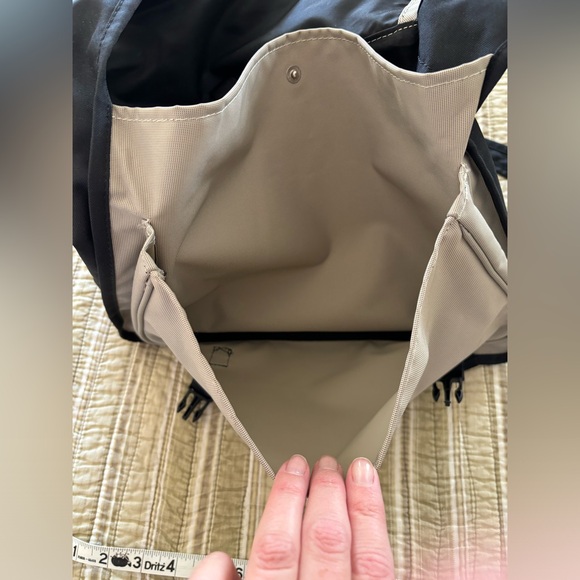 Kenneth Cole Reaction Messenger/Crossbody Bag - Picture 7 of 15